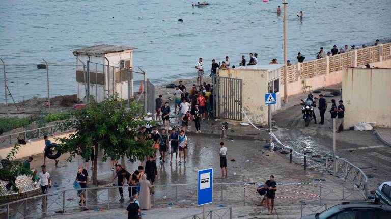 <i>Varias personas llegan a España desde Marruecos, a 30 de julio de 2026, en Ceuta. / Europa Press.</i>