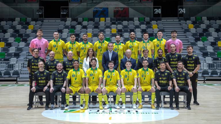 <i>La plantilla, el cuadro técnico y los directivos posan con Juan Latorre. / Monti / Jaén FS. </i>