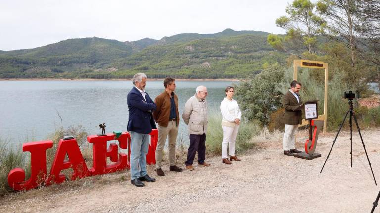 <i>Juan Espejo, Francisco Miralles, Victoriano Martínez, Soledad Aranda y Mario Navarro durante la inauguración del Mirador Diario JAÉN 85 Aniversario en el Pantano del Tranco. / Jason Moyano / Diario JAÉN.</i>