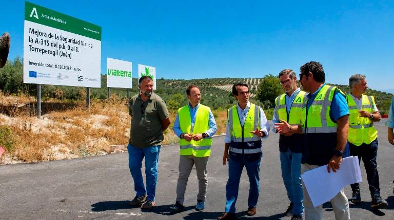 <i>Durante la visita a las obras en la carretera A-315. / Junta de Andalucía. </i>