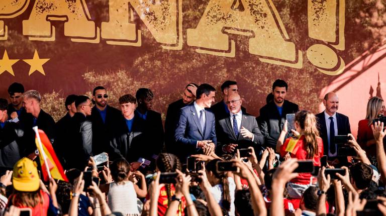 <i>El presidente del Gobierno, Pedro Sánchez, recibe a los jugadores y el equipo técnico de la selección española de fútbol, ganadora de la Copa Mundial de la FIFA 2026, en el Complejo de la Moncloa. / Carlos Luján / Europa Press.</i>