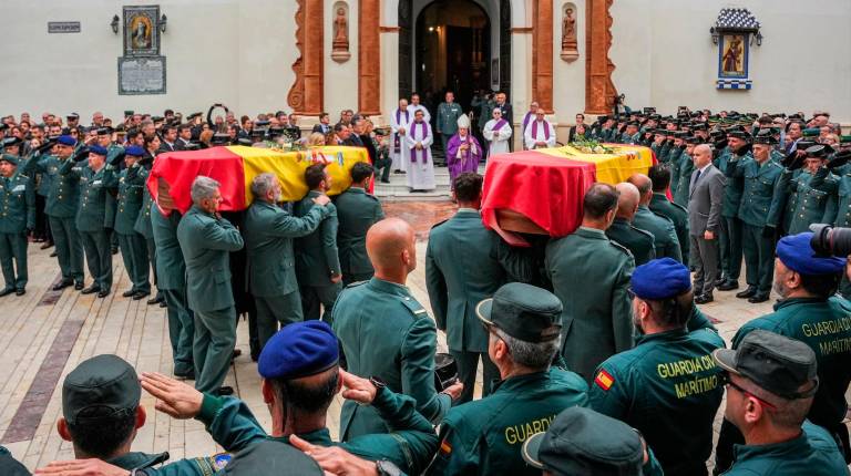 <i>Funeral en Huelva de los dos Guardia Civiles fallecidos en acto de servicio este viernes mientras perseguían una narcolancha en las costas onubenses. / Europa Press.</i>
