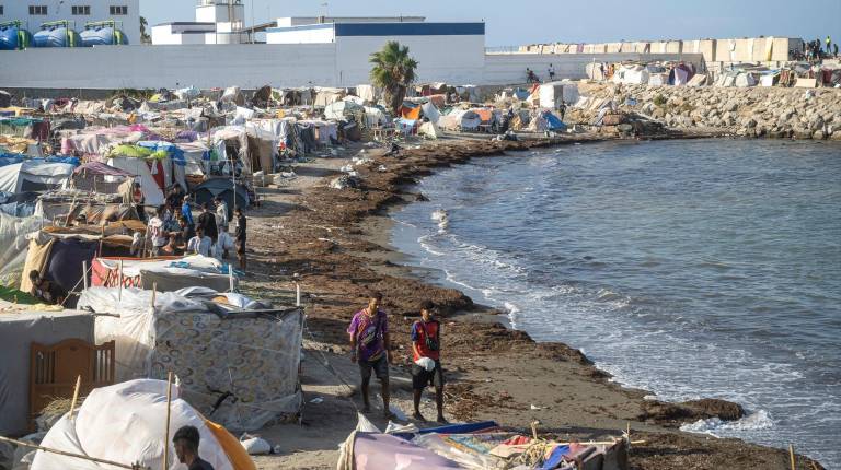 <i>Migrantes en chabolas, en la playa de Trampolín. / Europa Press. </i>