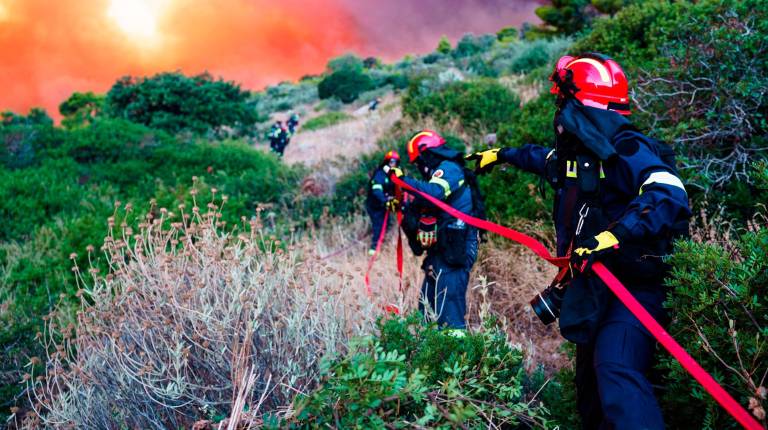 <i>Bomberos combaten los incendios extendidos en Grecia. / Europa Press.</i>