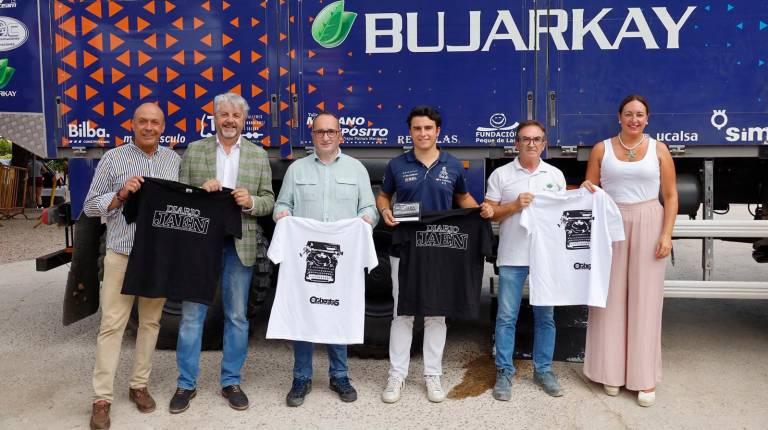 <i>Rafael Palomares, Juan Espejo, José Ayala, Fidel Castillo, Gonzalo Castillo y Ana María Gómez, con camisetas de Diario JAÉN frente a un camión. / Jason Moyano / Diario JAÉN. </i>