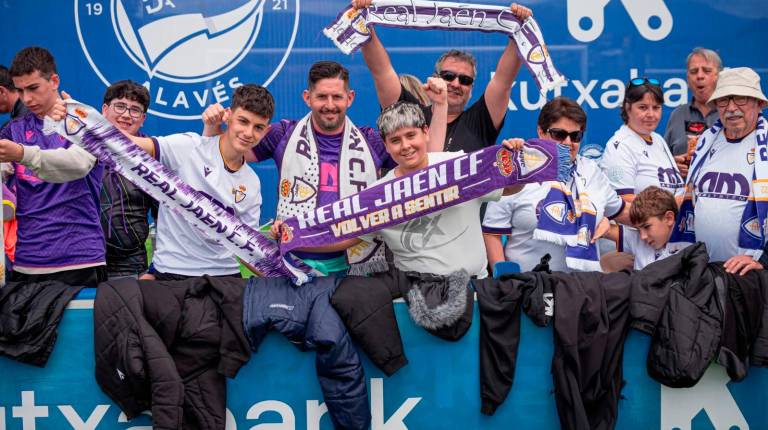 <i>Seguidores del Real Jaén que apoyaron al equipo ante el Alavés B. / Miranda López / Real Jaén.</i>