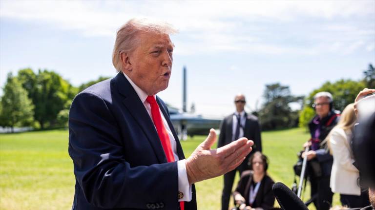 <i>Donald Trump atiende a los medios. / Jim LoScalzo / Europa Press.</i>