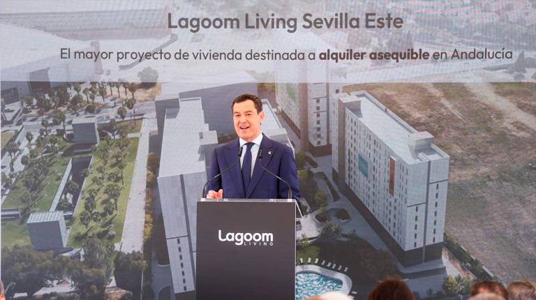 <i>El presidente de la Junta de Andalucía, Juanma Moreno, interviene en el acto de colocación de la primera piedra de la promoción de viviendas Lagoon Living Sevilla. / Europa Press. </i>
