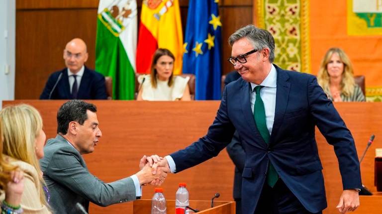 <i>Juanma Moreno y Manuel Gavira, el pasado martes, 30 de junio, en el Parlamento andaluz. / Europa Press. </i>