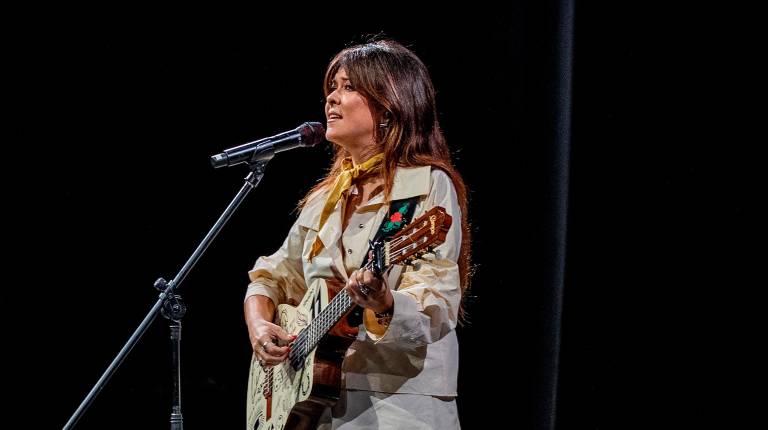 <i>La cantante malagueña Vanesa Martín, durante un concierto en una imagen de archivo. / E. Press</i>