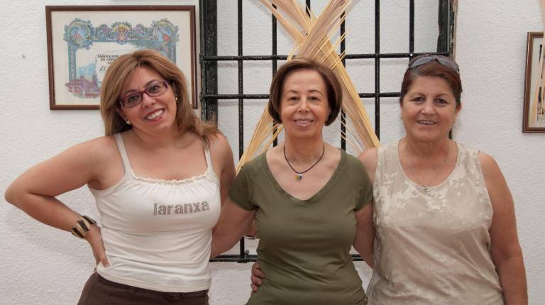 <i><b>AÑO 2010</b></i><i>. Pepi Alcántara, entonces secretaria de la Asociación de Vecinos Guadalquivir, junto con la presidenta y la tesorera, Serafina García Valverde e Isabel Merino, respectivamente. / Archivo histórico de Diario JAÉN.</i>