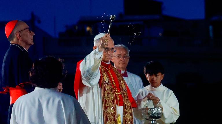 <i>El Papa León XIV bendice la Torre de Jesucristo en la Basílica de la Sagrada Familia. / Kike Rincón / Europa Press.</i>