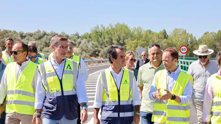 <i>El consejero de Fomento y Movilidad, Mario Muñoz-Atanet, flanqueado por el delegado territorial de la Consejería, Miguel Contreras; el alcalde de Orcera, Juan Francisco Fernández; y el delegado de Gobierno de la Junta en Jaén, Erik Domínguez. / Jason Moyano / Diario JAÉN.</i>