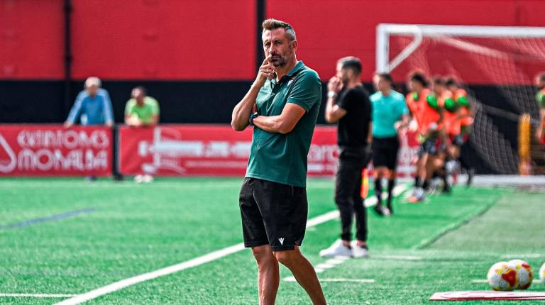 <i>Manuel Herrero dirige un partido del Real Jaén desde la banda. / Real Jaén CF. </i>