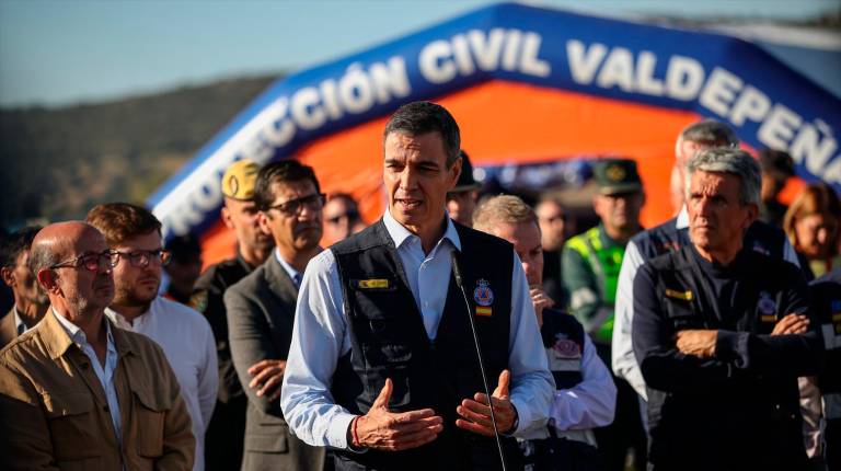 <i>El presidente del Gobierno, Pedro Sánchez, atiende a los medios de comunicación desde el Puesto de Mando Avanzado, a 28 de octubre de 2026, en Urda, Toledo. / Europa Press.</i>