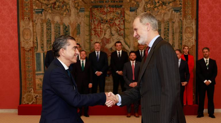 <i>Pedro Cabrera saluda a Felipe VI.</i>