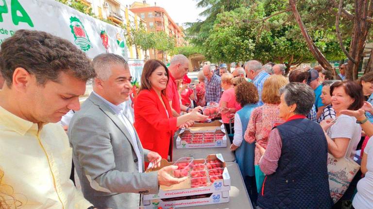 <i>Reparto de fresas en Martos. / UPA.</i>