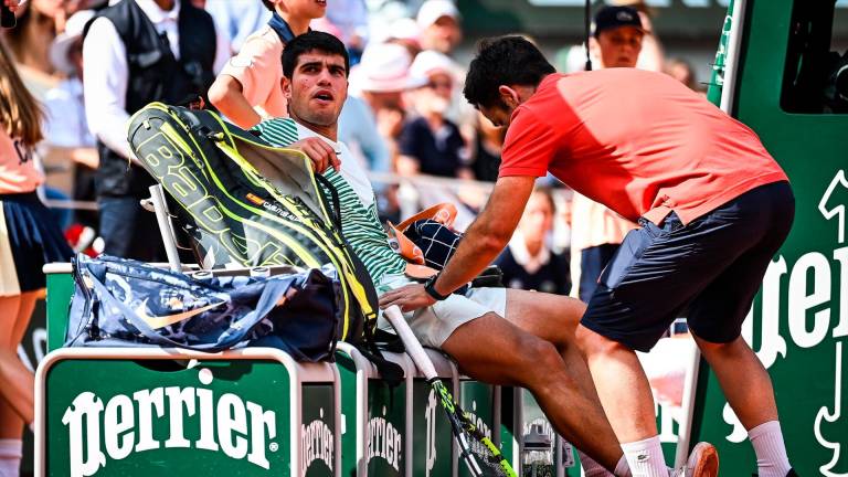 Alcaraz cae lesionado y con honor ante Djokovic en semifinales de Roland Garros