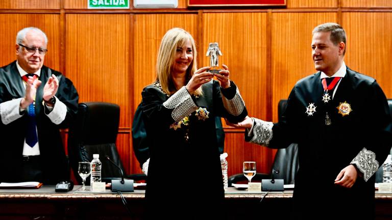 Juan Ramón Carrasco entrega el Premio Toga de Plata a Isabel Perelló. / Juande Ortiz / Diario JAÉN. 