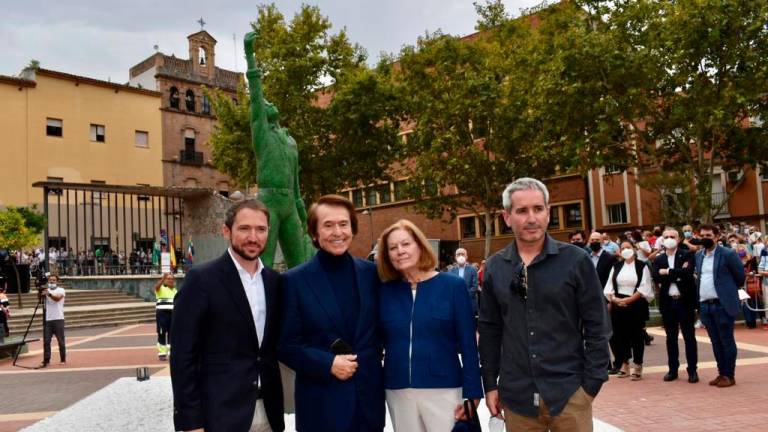 Linares homenajea a Raphael con una estatua de vidrio reciclado