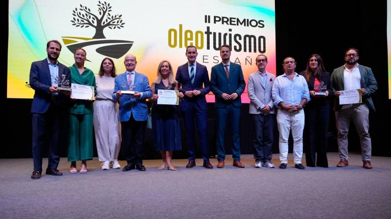 <i>Foto de familia de la Entrega II Premios Oleoturismo España. / Diputación de Jaén. </i>