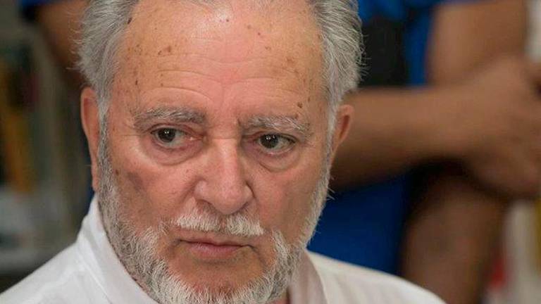 Julio Anguita, crítico en la UCI del Hospital Reina Sofía tras sufrir una parada cardiaca