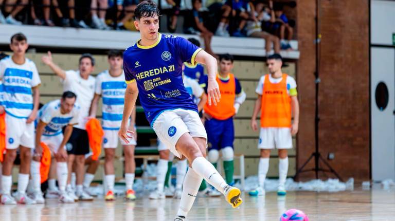 <i>Pablo Ordóñez desplaza el balón en un partido del Málaga Heredia 21 de esta temporada. / Córdoba Patrimonio.</i>