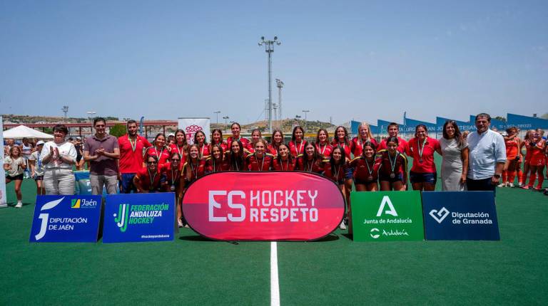 <i>Selección Española femenina sub-18 en la Summer Cup de Andalucía júnior de hockey. / Diputación de Jaén. </i>