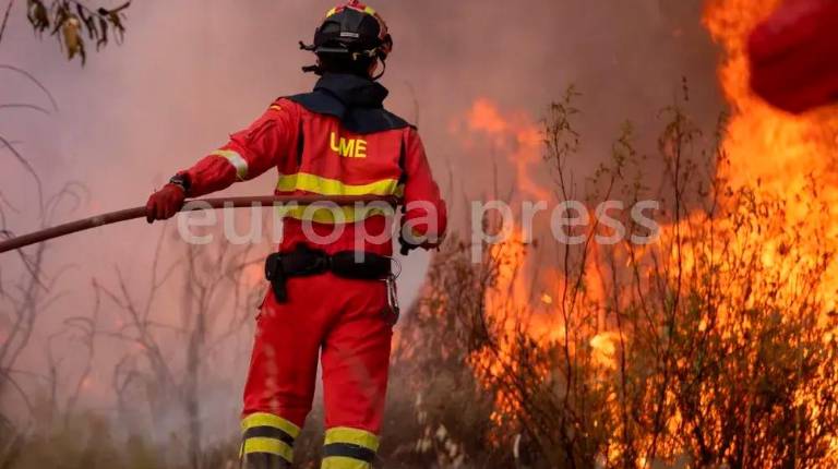 <i>Trabajos de extinción del incendio por dispositivos de la UME en el paraje Raboconejo de Niebla (Huelva). / Europa Press.</i>