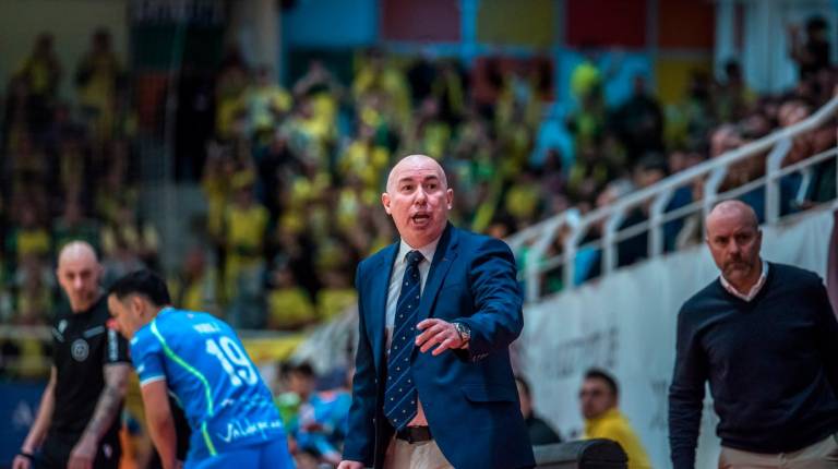 <i>Daniel Rodríguez da instrucciones en el partido jugado en la pista del Viña Albadi. / Jaén Paraíso Interior.</i>
