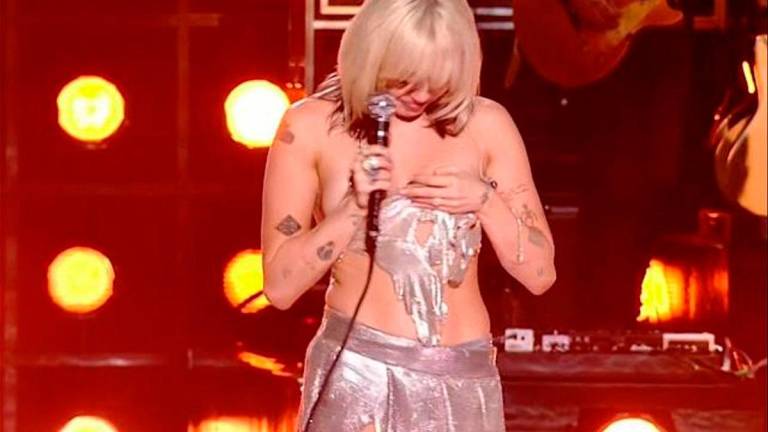 El desliz de Miley Cyrus casi la deja en “topless”