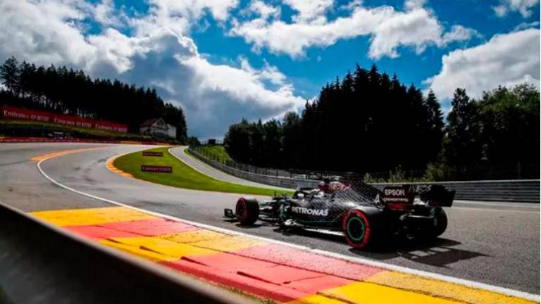 Hamilton se apunta otra pole y Sainz saldrá séptimo en Spa