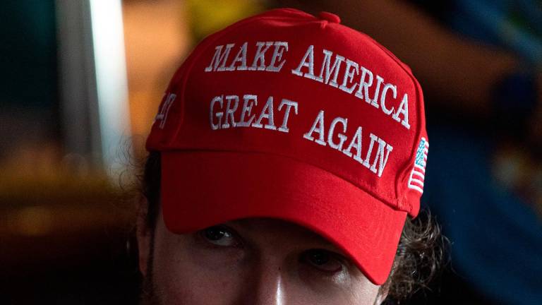 Trump gana Arizona y se proclama vencedor de los siete estados “bisagra”
