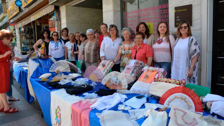 Las encajeras de bolillos toman las calles de la ciudad