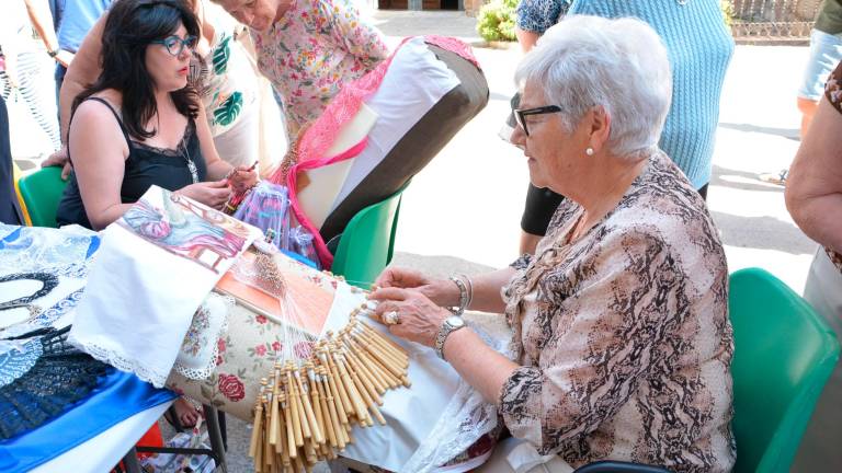 Las encajeras de bolillos toman las calles de la ciudad