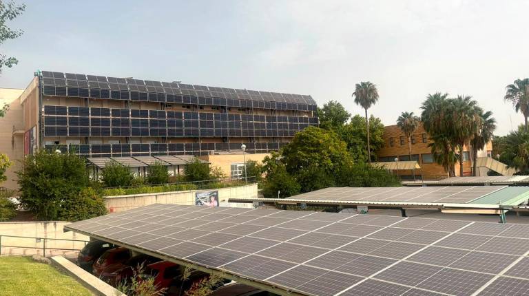 <i>Placas solares en la Universidad de Jaèn (UJA) en una imagen de archivo. / UJA / Europa Press.</i>