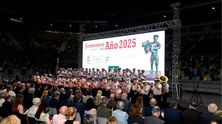 <i>Momento en el que la Agrupación Musical “La Estrella” de Jaén interpreta una marcha al comienzo de la gala. / Diario JAÉN</i>