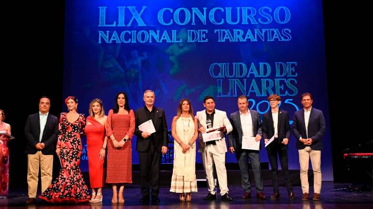 <i>Autoridades, con el ganador y finalistas de esta edición del Concurso Nacional de Tarantas, en la ceremonia de entrega de premios. </i>