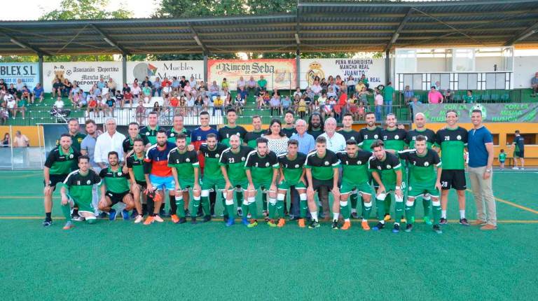 <span class=mln_uppercase_mln>EQUIPO</span><i>. Los componentes de la plantilla, cuerpo técnico y organigrama del club, posan antes del encuentro.</i>