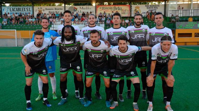 <span class=mln_uppercase_mln>JUGADORES</span><i>. Alineación titular del Atlético Mancha Real que se enfrentó al Almería B.</i>