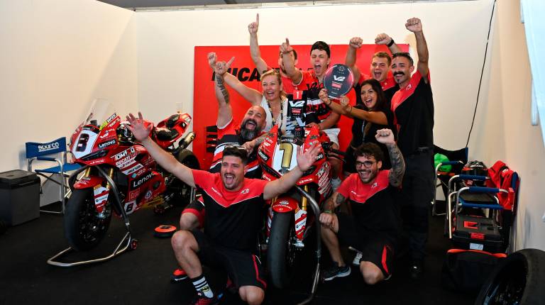 <i>Jesús Torres celebra la victoria en el podio y con su equipo y familiares.</i>