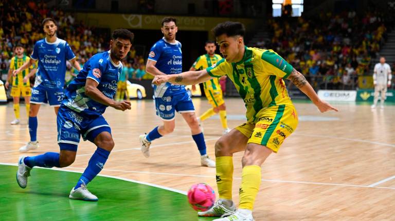 <i>Mati Rosa, del Jaén Paraíso Interior, intenta un disparo ante un rival de Manzanares en la 2025/2026.</i>