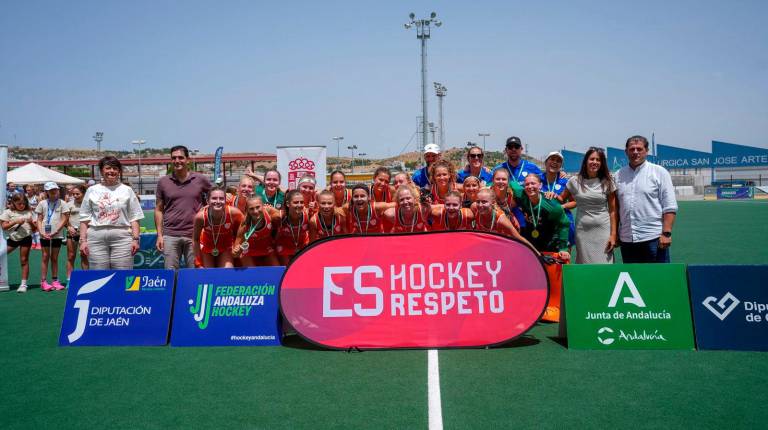 <i>Selección de Países Bajos femenina sub-18 en la Summer Cup de Andalucía júnior de hockey. / Diputación de Jaén. </i>
