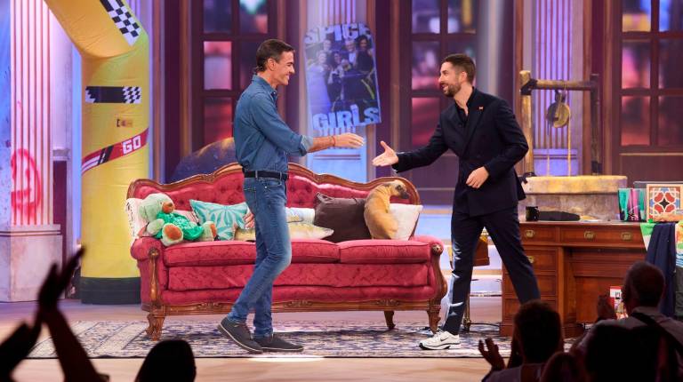 <i>El presidente del Gobierno, Pedro Sánchez, en el programa “La Revuelta” junto al presentador David Broncano. / TVE.</i>