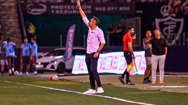 <i>Manuel Herrero hace indicaciones en el transcurso del partido ante la SD Ibiza. / Miranda López / Real Jaén.</i>