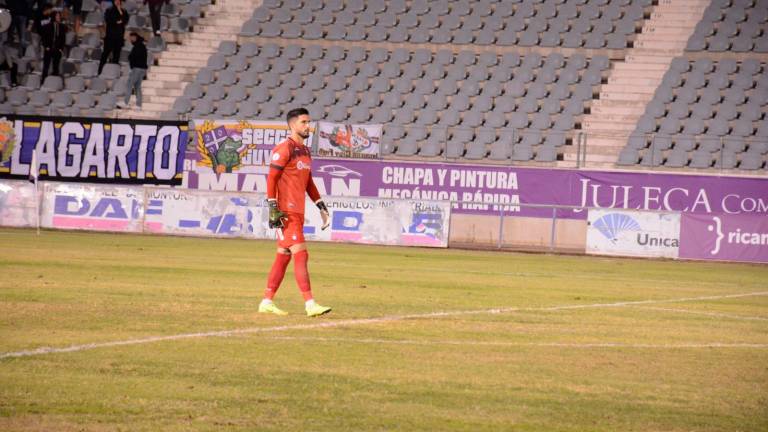 El guardameta Ángel de la Calzada, durante un partido contra el Atlético Malagueño en La Victoria.