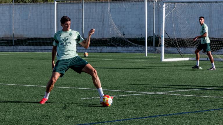 <i>Jaume Pol controla el balón en un entrenamiento en Las Lagunillas. / Real Jaén.</i>