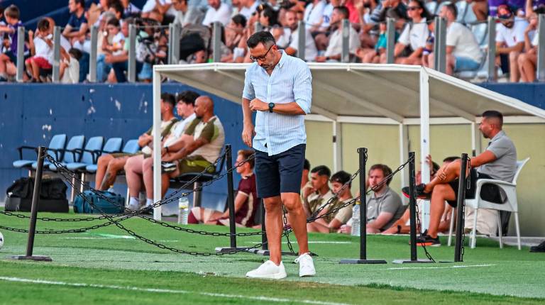 <i>Manuel Herrero mira el reloj en el partido del Trofeo del Olivo ante el Córdoba. Miranda López. / Real Jaén.</i>