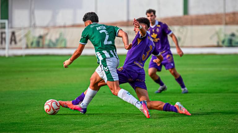 <i>Serrano y Anton disputan el balón. / Miranda López / Real Jaén.</i>