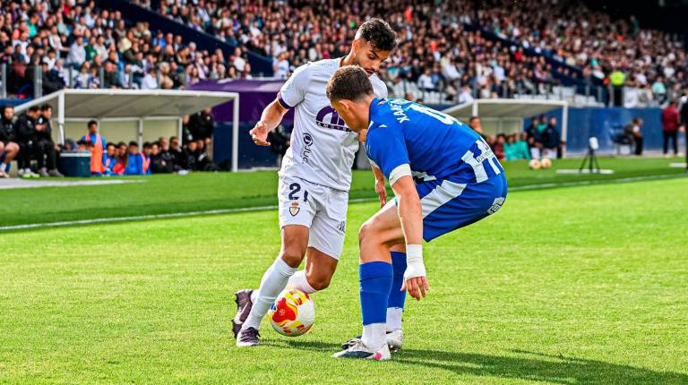 <i>Moha realiza una jugada de ataque en el partido con el Deportivo Alavés B en el playoff. / Real Jaén.</i>